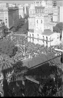 Fotografía de movilización a Plaza de Mayo por la asunción de Héctor Cámpora