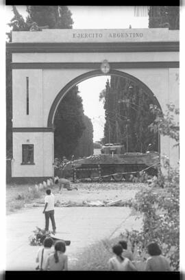 Fotografía de la entrada al cuartel de Villa Martelli