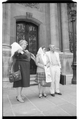 Fotografía de Madres de Plaza de Mayo con Danielle Mitterrand y Régis Debray