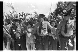 Fotografía de festejos callejeros en la asunción de Raúl Alfonsín a la Presidencia