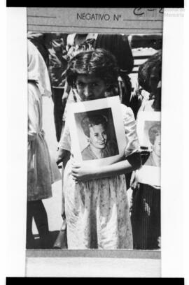 Fotografía de niña con retrato de Eva Duarte de Perón