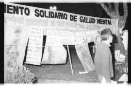 Fotografía de pancartas en Plaza de Mayo