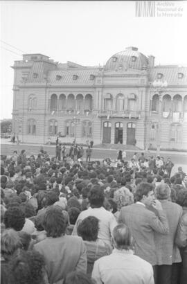 Fotografía de manifestación por la guerra de Malvinas