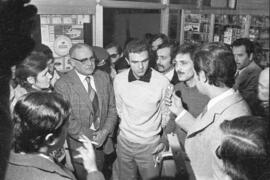 Fotografía de la conferencia en el aeropuerto de Trelew