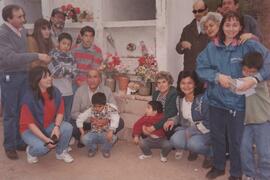 Fotografía de Olga del Valle Márquez de Aredez y su familia en el cementerio
