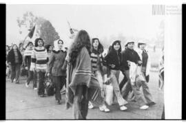Fotografía de columna femenina en adhesión al acto por la llegada de Juan Domingo Perón a la Arge...