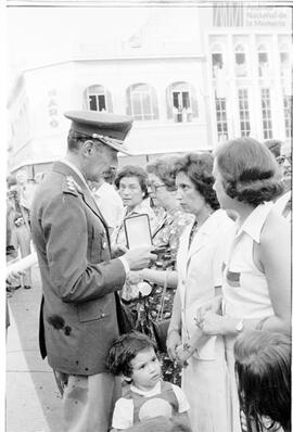 Fotografía de entrega de "Medallas de Campaña" en acto conmemorativo del 164 aniversari...