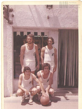 Fotografía de José Luis Suárez y compañeros de básquet