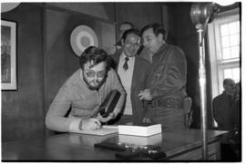 Fotografía de la asunción de Mario Benjamín Menéndez como Gobernador