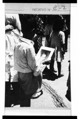Fotografía de niño con retrato de Eva Duarte de Perón