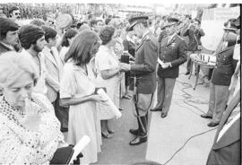 Fotografía de entrega de "Medallas de campaña" en acto conmemorativo del 164 de la Bata...