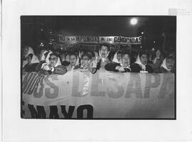 Fotografía de movilización de Madres de Plaza de Mayo