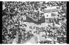 Fotografía de movilización por la asunción de Raúl Alfonsín a la Presidencia