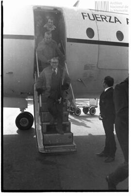 Fotografía del regreso de las Islas Malvinas de políticos y sindicalistas