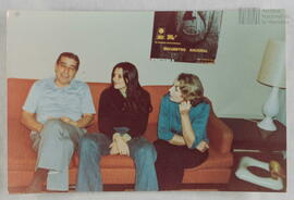 Fotografía de Rosa María Pargas junto a sus padres