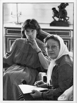 Fotografía de Madres de Plaza de Mayo con Danielle Mitterrand y Régis Debray