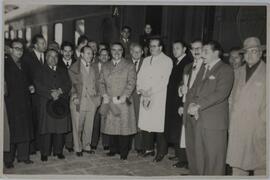Fotografía de presonas en un andén