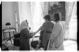 Fotografía de Madres de Plaza de Mayo con Danielle Mitterrand y Régis Debray