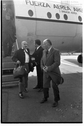 Fotografía del regreso de las Islas Malvinas de políticos y sindicalistas