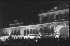 Fotografía de vigilia en Plaza de Mayo por la asunción de Héctor Cámpora