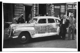 Fotografía de conductores de carros en apoyo a Perón
