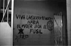 Fotografía de pintadas políticas en la cárcel de Villa Devoto