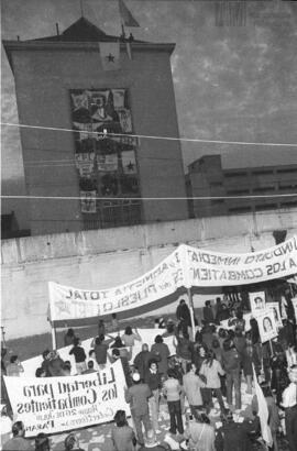 Fotografía de movilización al penal de Villa Devoto por la liberación de los presos políticos