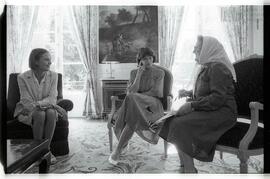 Fotografía de Madres de Plaza de Mayo con Danielle Mitterrand y Régis Debray