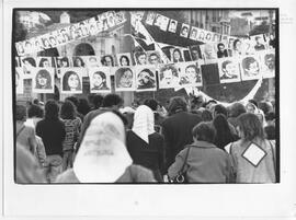 Fotografía de movilización de Madres de Plaza de Mayo