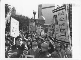 Fotografía de niños en acto de Abuelas y Madres de Plaza de Mayo