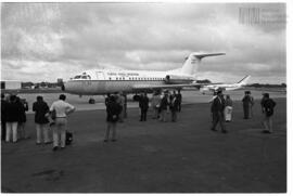 Fotografía del regreso de las Islas Malvinas de políticos y sindicalistas