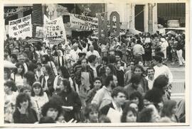 Fotografía de manifestación en Plaza de Mayo