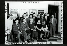 Fotografía de obreros del barrio Almagro reunidos por la libertad de A. Molessini