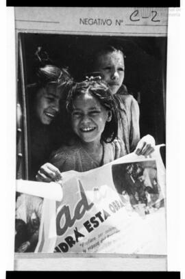 Fotografía de niñas con afiche de Eva Duarte de Perón