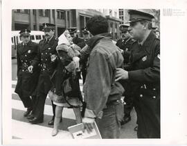 Fotografía de detención policial en la ronda de las Madres de Plaza de Mayo