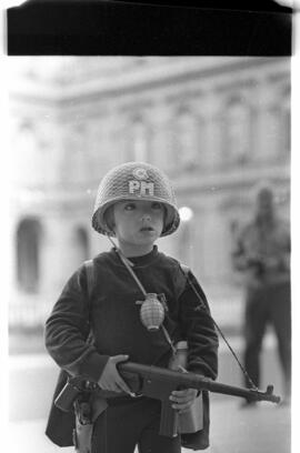 Fotografía de un niño vestido de soldado
