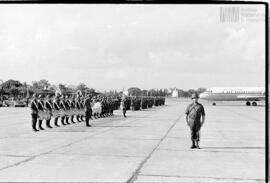 Fotografía de tropas militares en aeropuerto