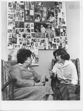 Fotografía de Mary Claire King con María Isabel Chorobik de Mariani