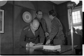 Fotografía de la asunción de Mario Benjamín Menéndez como Gobernador