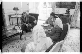 Fotografía de Madres de Plaza de Mayo con Danielle Mitterrand y Régis Debray