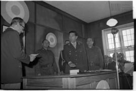 Fotografía de la asunción de Mario Benjamín Menéndez como Gobernador