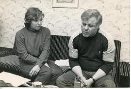 Fotografía de un hombre y una mujer en una entrevista