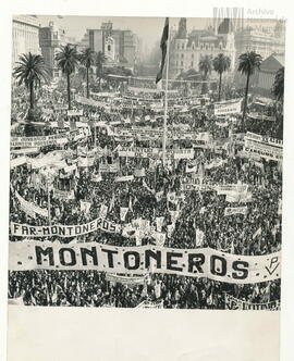 Fotografía de manifestación por la asunción de Héctor José Cámpora