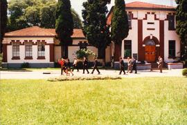 Fotografía de la inspección ocular a la Escuela de Mecánica de la Armada (ESMA)