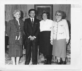 Fotografía de Carlos Menem con integrantes de Asociación Madres de Plaza de Mayo