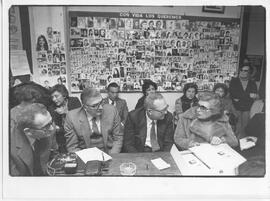 Fotografía de parlamentarios europeos en la sede de Madres de Plaza de Mayo