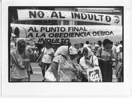 Fotografía de Madres de Plaza de Mayo en marcha contra el indulto
