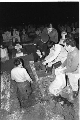 Fotografía de exhumación en el Cementerio de Ezpeleta