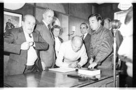 Fotografía de la asunción de Mario Benjamín Menéndez como Gobernador