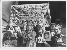 Fotografía de Madres de Plaza de Mayo en Tribunales